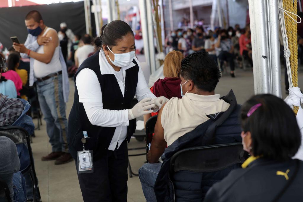 México reportó 239 nuevas muertes por la COVID-19 en las últimas 24 horas, con lo que llegó a un total de 230,424 decesos, informó este martes la Secretaría de Salud en su reporte técnico de la enfermedad. (ARCHIVO)