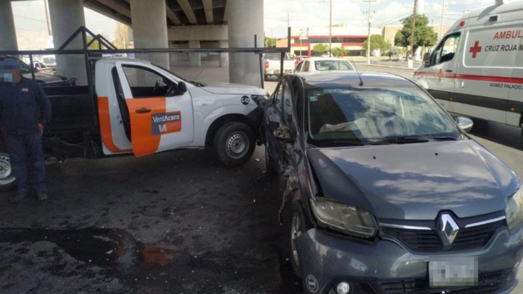 Con probable fractura de cadera resultó la pasajera de automóvil de servicio Uber, durante la colisión registrada entre 3 vehículos en el crucero de los bulevares Miguel Alemán y González de la Vega, en Gómez Palacio. (EL SIGLO DE TORREÓN)