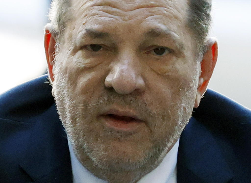 Un juez aprobó el martes que el ex productor cinematográfico Harvey Weinstein sea extraditado a California, donde enfrenta cargos adicionales por violencia sexual, poniendo fin a una batalla legal prolongada por la pandemia de COVID-19, los temores de la defensa por la salud de Weinstein y riñas por papeleos. (AP)
