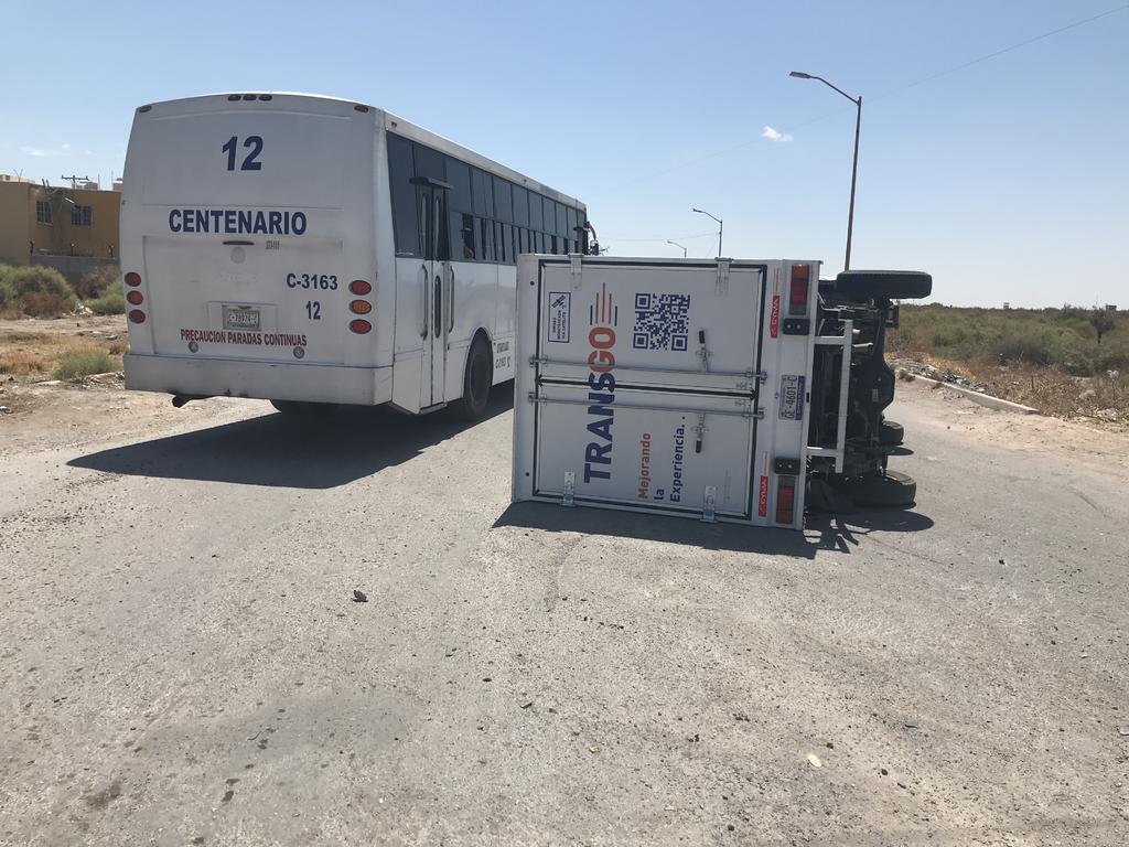 Los primeros reportes indicaron que una camioneta de marca Nissan, color blanco, con placas de circulación del estado de Guanajuato, que era conducida por Isaí de 21 años de edad, se desplazaba de poniente a oriente por la Prolongación Juárez.
(EL SIGLO DE TORREÓN)
