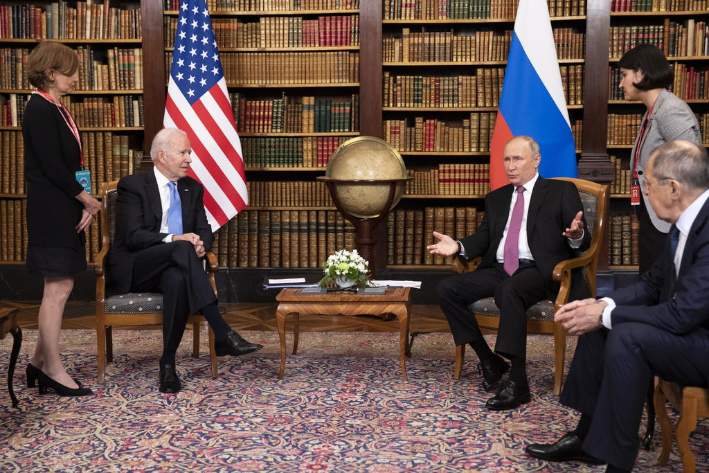 Los presidentes de Rusia, Vladímir Putin, y Estados Unidos, Joe Biden, adoptaron hoy una declaración conjunta en la que constataron que sus países son capaces de lograr, incluso en períodos de tensión, avances en materia de seguridad estratégica. (EFE)

 