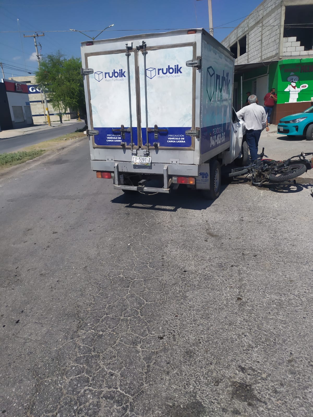 Dos jóvenes graves tras accidente de motocicleta en Torreón