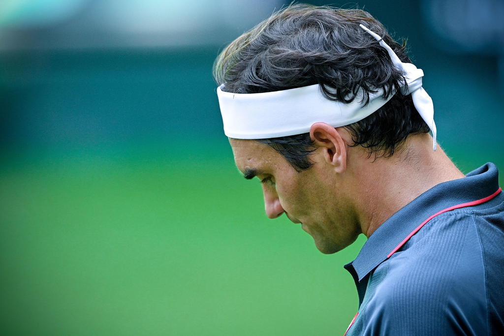 Roger Federer no pudo alcanzar los cuartos de final del Abierto de Halle por primera vez en su carrera,después de que Félix Auger-Aliassime se recuperó de un set abajo para sorprender el miércoles al suizo por 4-6, 6-3, 6-2 en la segunda ronda. (EFE) 