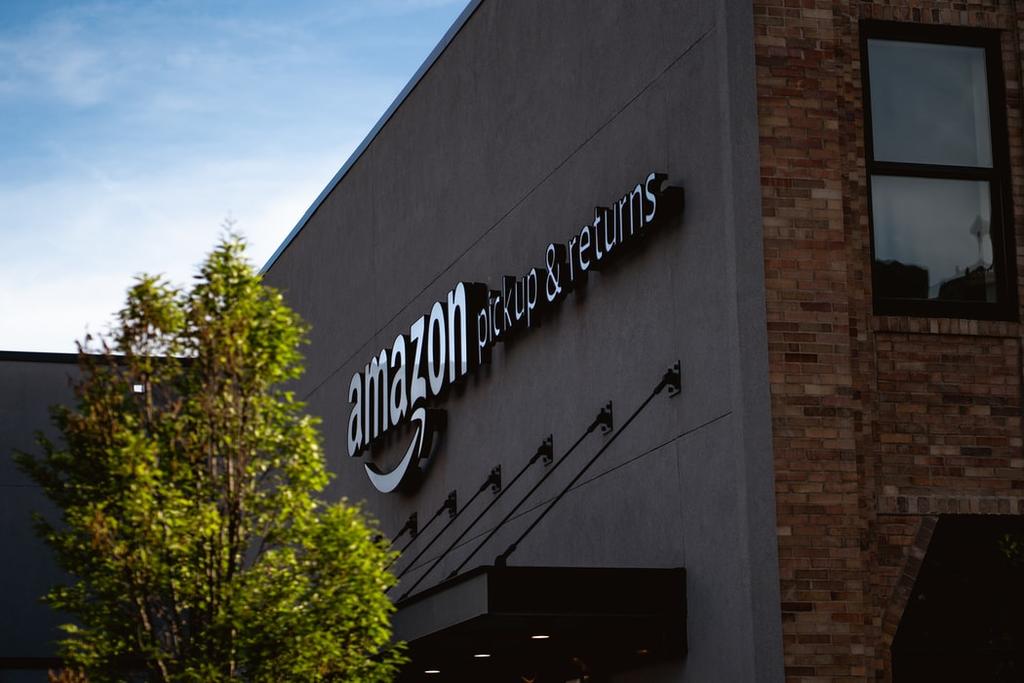 El gigante estadounidense del comercio electrónico Amazon pidió este miércoles la colaboración de las redes sociales para combatir las reseñas falsas que abundan en internet con el objetivo de promocionar o hundir un producto. (ESPECIAL) 