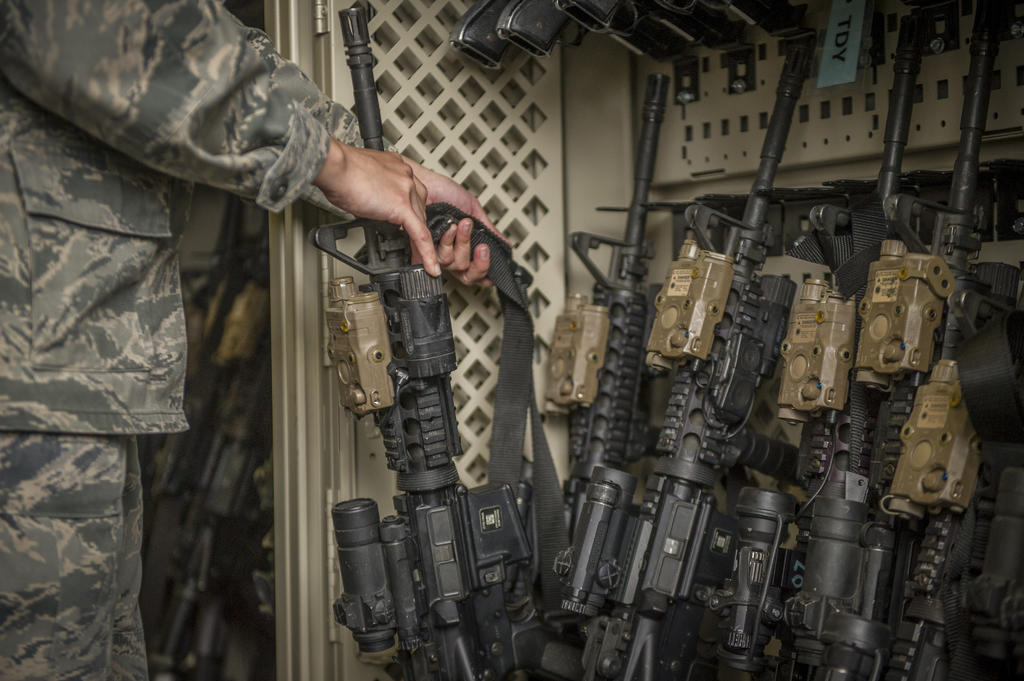 El Ejército de los Estados Unidos ha ocultado o minimizado la verdadera magnitud en que sus armas de fuego desaparecen, y minimiza significativamente las pérdidas y robos incluso cuando algunas armas son utilizadas en delitos callejeros. (AP)