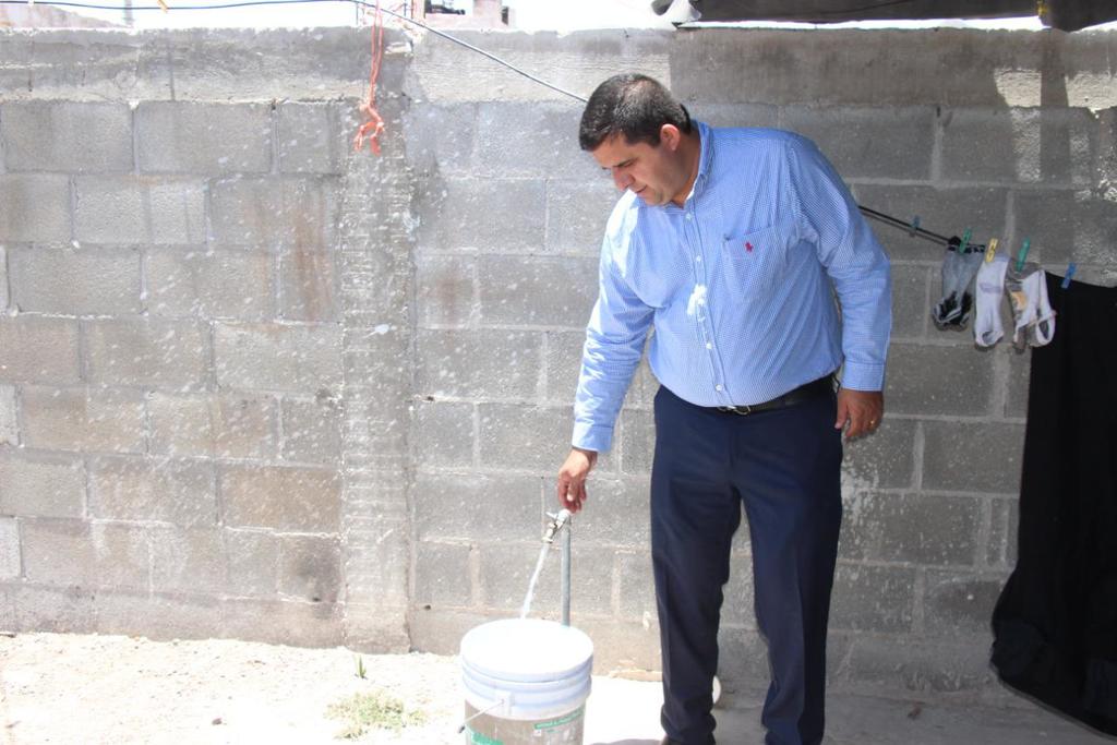 El alcalde visitó algunos domicilios para supervisar el agua.