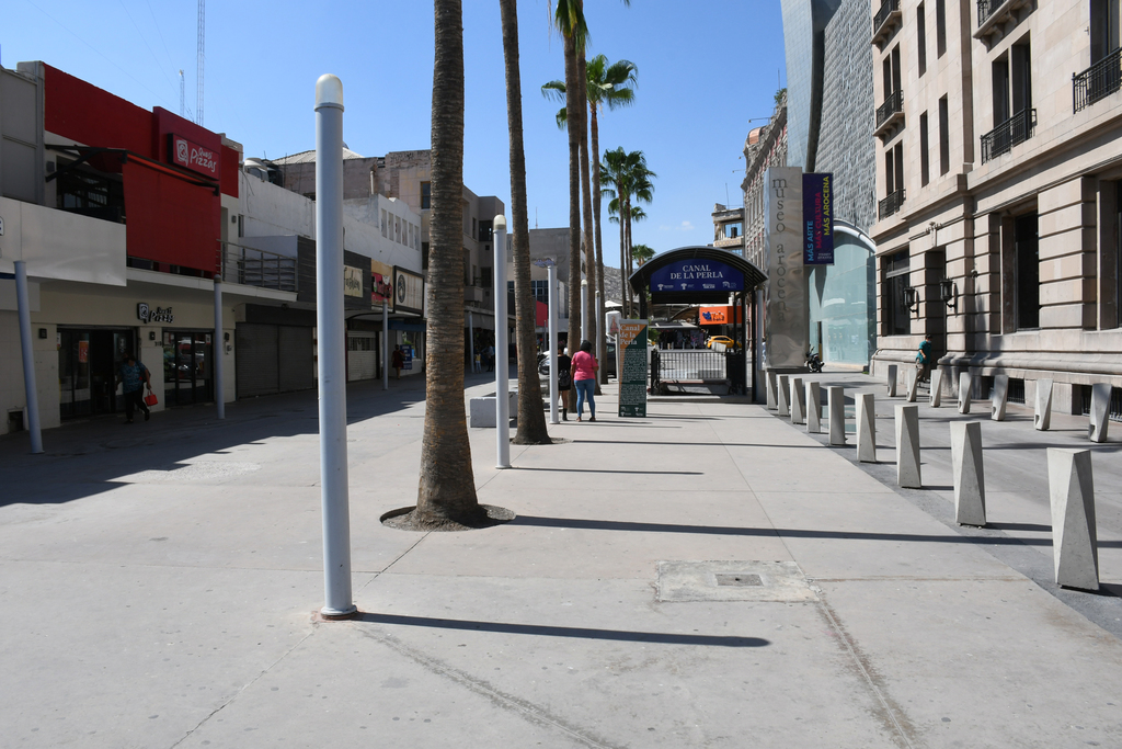 Fue retirado el reloj decorativo que se ubica en el corredor peatonal de la calle Cepeda, en el Centro de Torreón. (FERNANDO COMPEÁN)