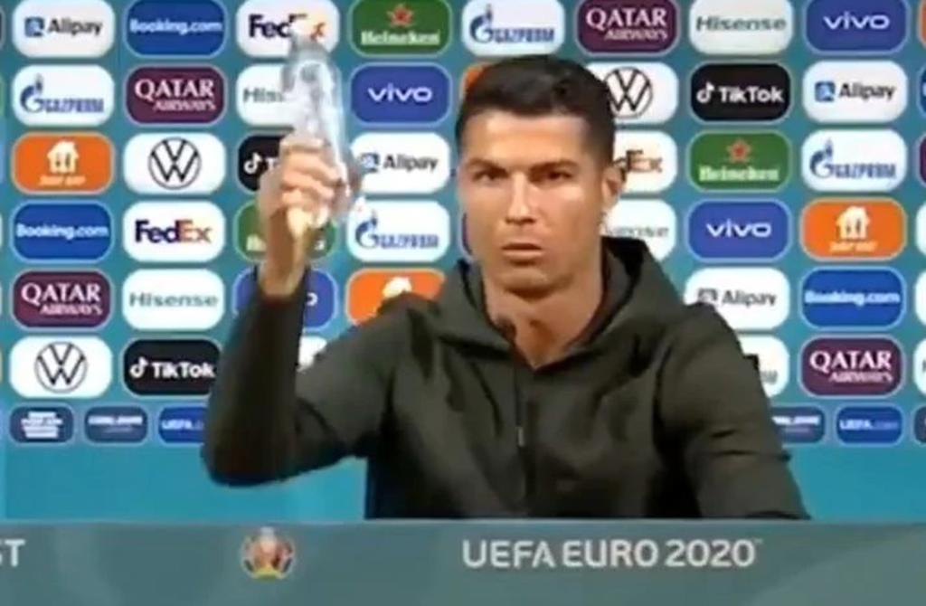 Durante una conferencia de prensa previó al Portugal-Hungría, Cristiano Ronaldo hizo a un lado dos botellas de la reconocida marca de gaseosas para tomar una de agua (ESPECIAL) 