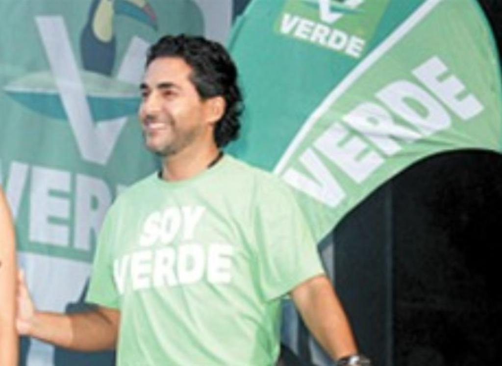 En una atención a medios de comunicación a su salida de Televisa San Ángel, el conductor Raúl Araiza se expresó tranquilo ante el escándalo que vive el Partido Verde Ecologísta y una larga lista de famosos que lo promocionaron en plena veda electoral. (ESPECIAL) 