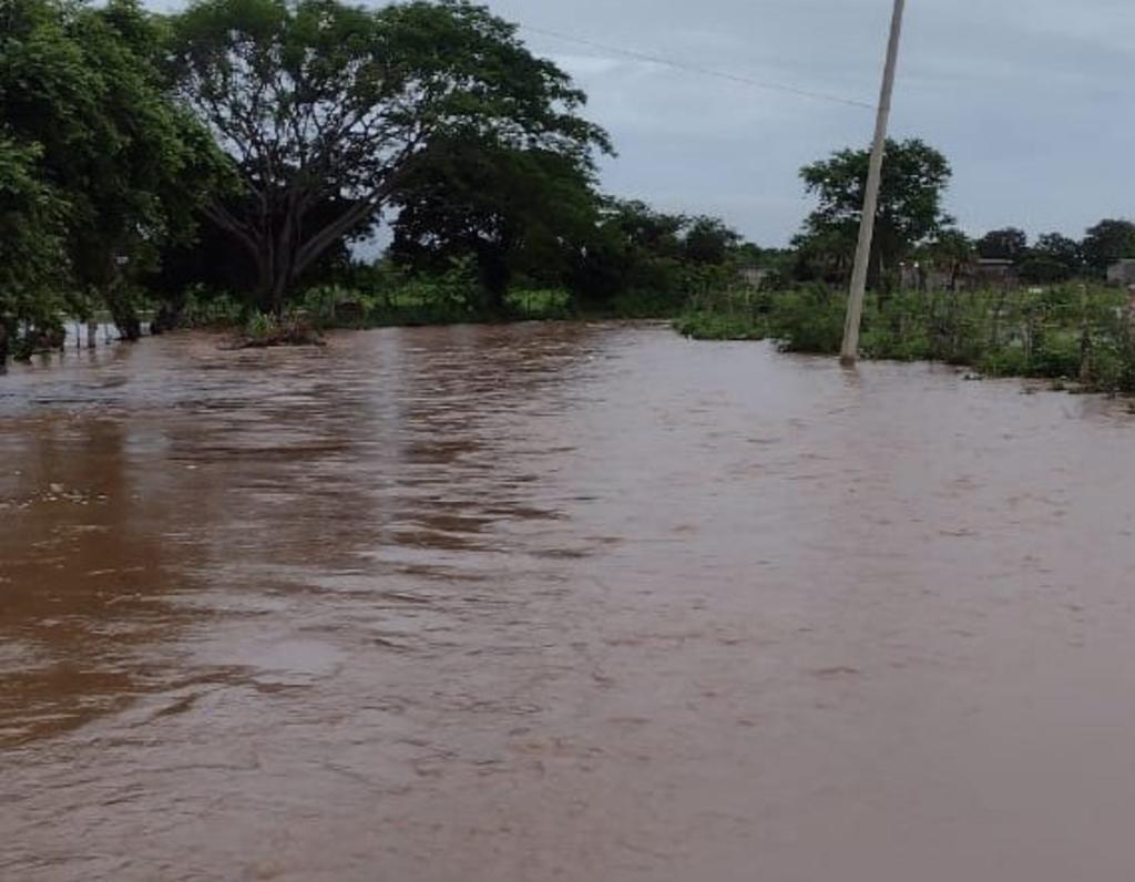 Caminos y Aeropistas de Oaxaca (CAO) informó que las lluvias severas que han golpeado a la entidad por la zona de baja presión con probabilidad de desarrollo ciclónico ubicada al suroeste de las costas oaxaqueñas han dejado una serie de afectaciones al sector carretero. (TWITTER)
