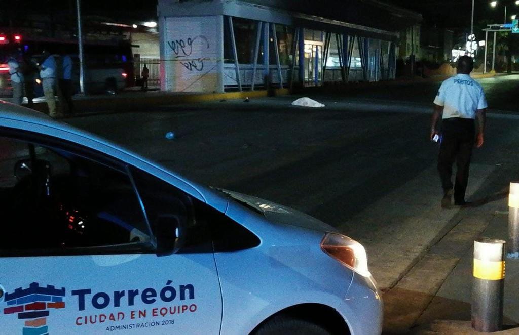 Un vendedor ambulante, de 68 años de edad, perdió la vida al ser arrollado por un veloz vehículo cuyo conductor huyó, la noche del jueves sobre el bulevar Revolución, en la zona centro. (EL SIGLO DE TORREÓN)