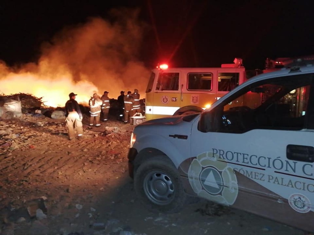 Bomberos atienden incendio en relleno sanitario de Gómez Palacio; se ignora qué ocasionó el fuego en el lugar. (EL SIGLO DE TORREÓN)