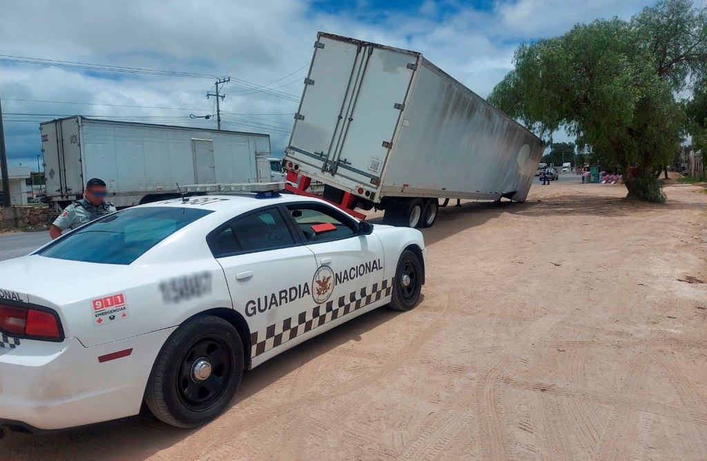 La corporación informó que el remolque tipo caja seca estaba a punto de colapsar, cargado con la cajas de cartuchos útiles.