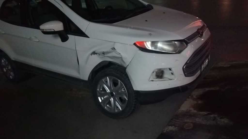 Tanto la camioneta Ford EcoSport como el automóvil Nissan Sentra registraron daños. (EL SIGLO DE TORREÓN)