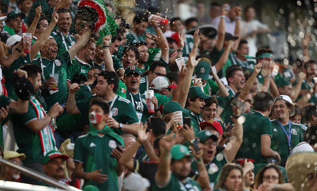 Debido a los 'cantos homofóbicos' por parte de la afición mexicana durante dos partidos de clasificación del torneo olímpico, la Comisión Disciplinaria de la FIFA ha sancionado a la Selección Mexicana con casi un millón y medio de pesos (ESPECIAL)  
