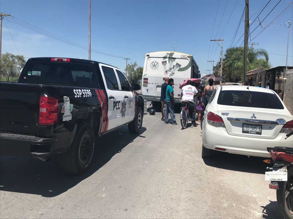 Motociclista se impacta con autobús de pasajeros en Torreón