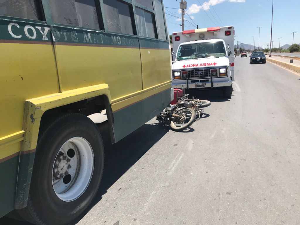 Motociclista se impacta con autobús de pasajeros en Torreón