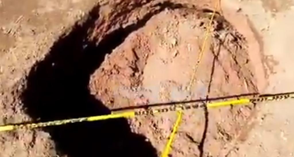 El 'nuevo hundimiento' se localiza a sólo unos metros del enorme socavón que hace unos días terminó de 'tragarse' una casa en Puebla (ESPECIAL) 