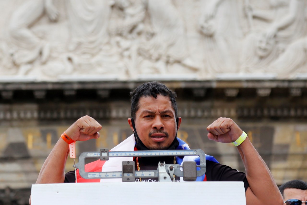 A los 58 años Julio César  Chávez cumple en la báscula para su pelea de exhibición