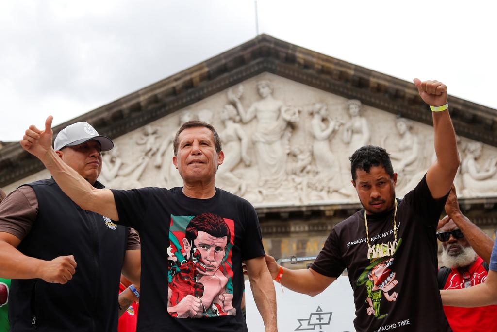 El casi sexagenario Julio César Chávez, considerado el mejor boxeador mexicano de la historia, venció este viernes la báscula al cumplir con el pesaje pactado para su pelea de exhibición de este sábado con el puertorriqueño Héctor Camacho, hijo del fallecido 'Macho' Camacho. (ARCHIVO) 
