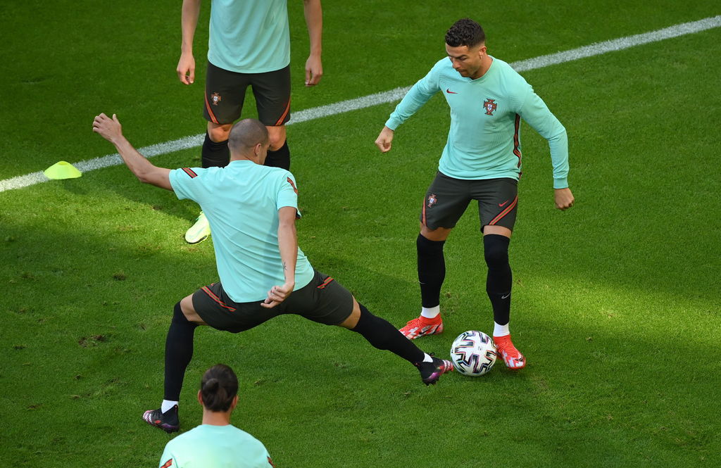 Cristiano Ronaldo (d) y Portugal buscarán su segunda victoria en la Eurocopa cuando se midan hoy con el combinado alemán. (EFE)