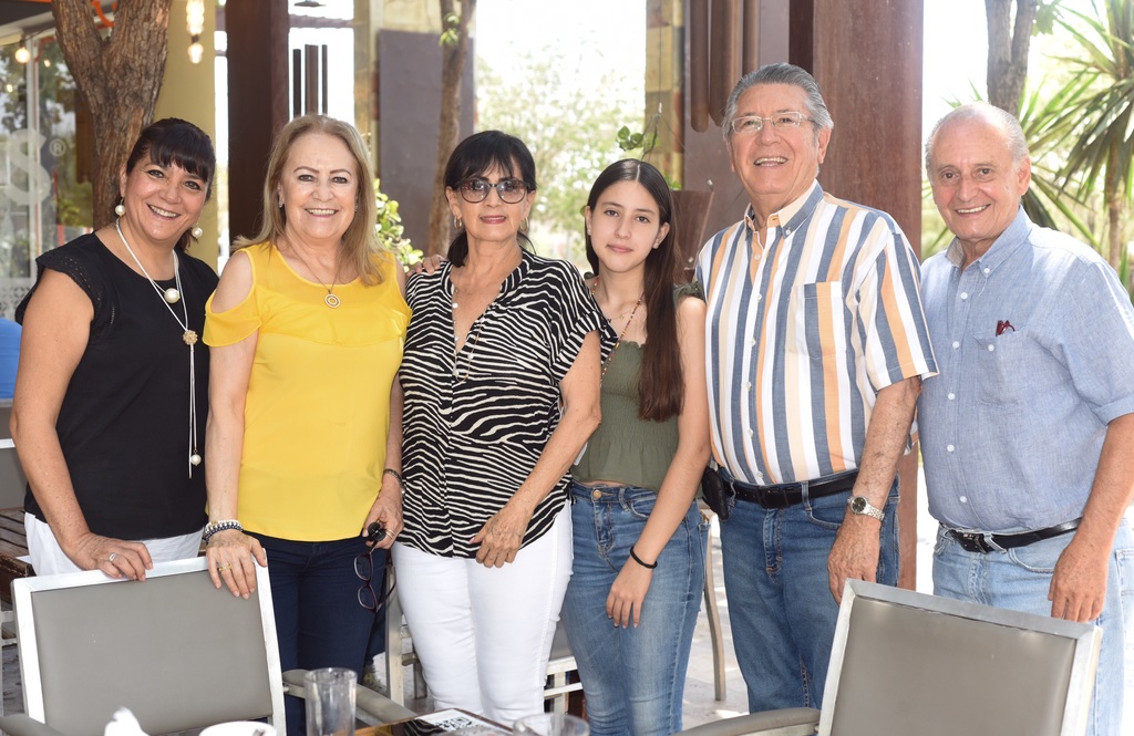 Patricia Martínez, Laura de Martínez, Luis Martínez, Lilia Martínez, Daniel Sánchez y Jimena Mortera. (EL SIGLO DE TORREÓN / Jesús Galindo López)