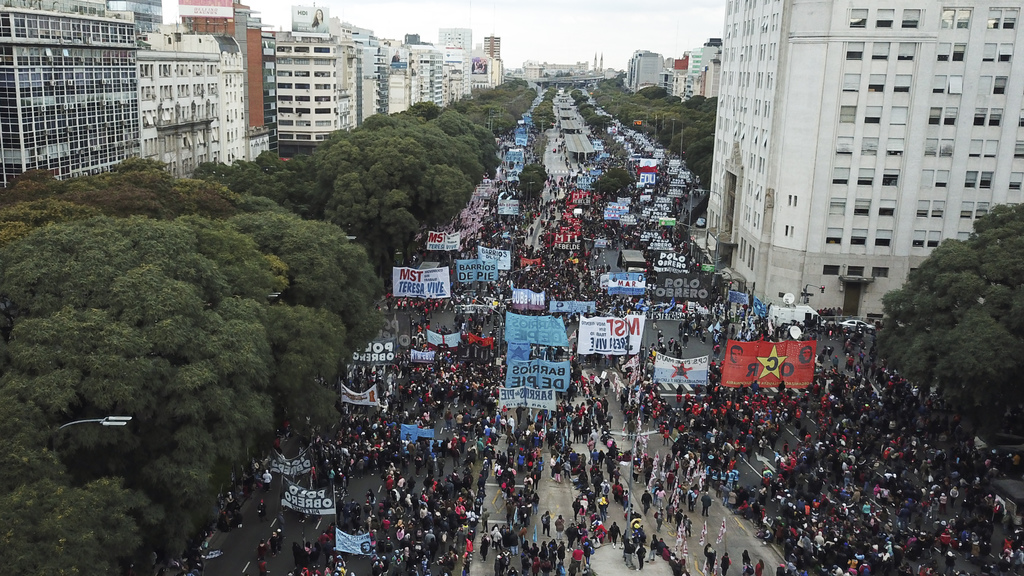 En Buenos Aires, miles exigieron frenar la precarización.