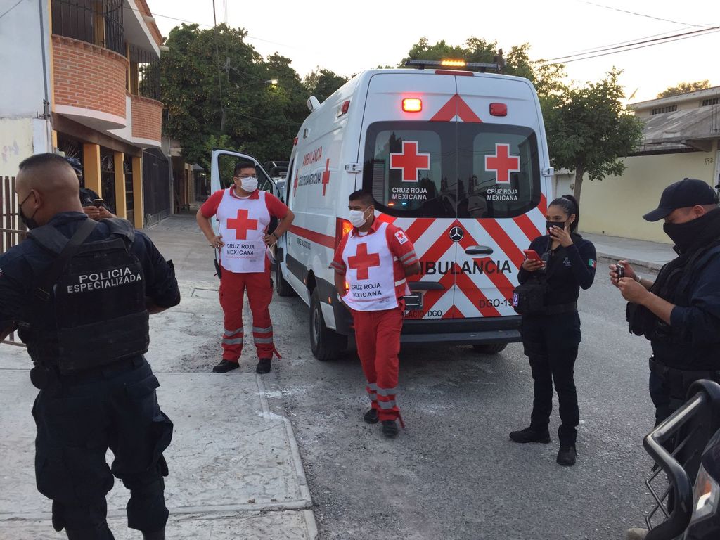 Elementos policiales y paramédicos de Cruz Roja acudieron al domicilio de la colonia La Esperanza al recibir el reporte.