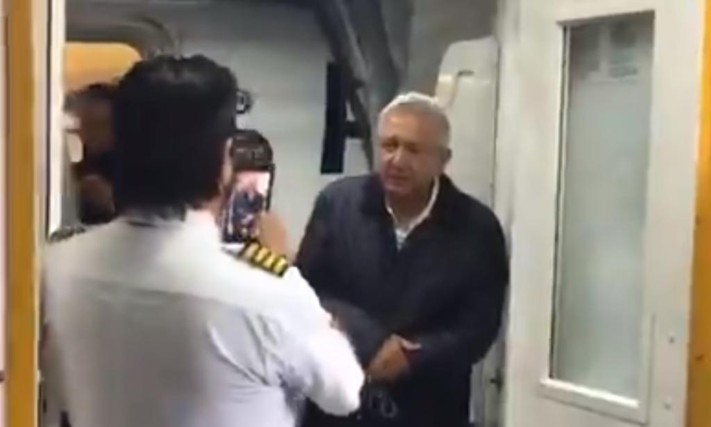Al finalizar el vuelo que llevó al presidente Andrés Manuel López Obrador de la CDMX a Veracruz, el piloto de éste le pidió al mandatario un saludo para su mamá (CAPTURA) 