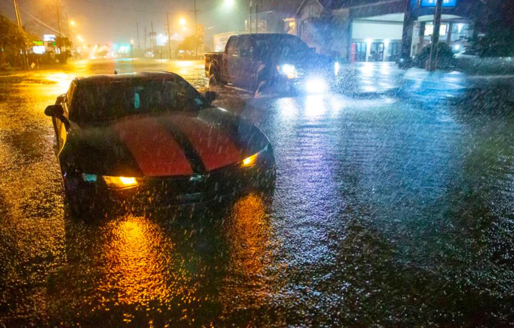 Según el último boletín del Centro Nacional de Huracanes (NHC) de Estados Unidos, emitido a las 8:00 hora local (12:00 GMT), señala que Claudette tocó tierra en el sureste del estado de Louisiana, donde deja ya fuertes lluvias.
(AP)