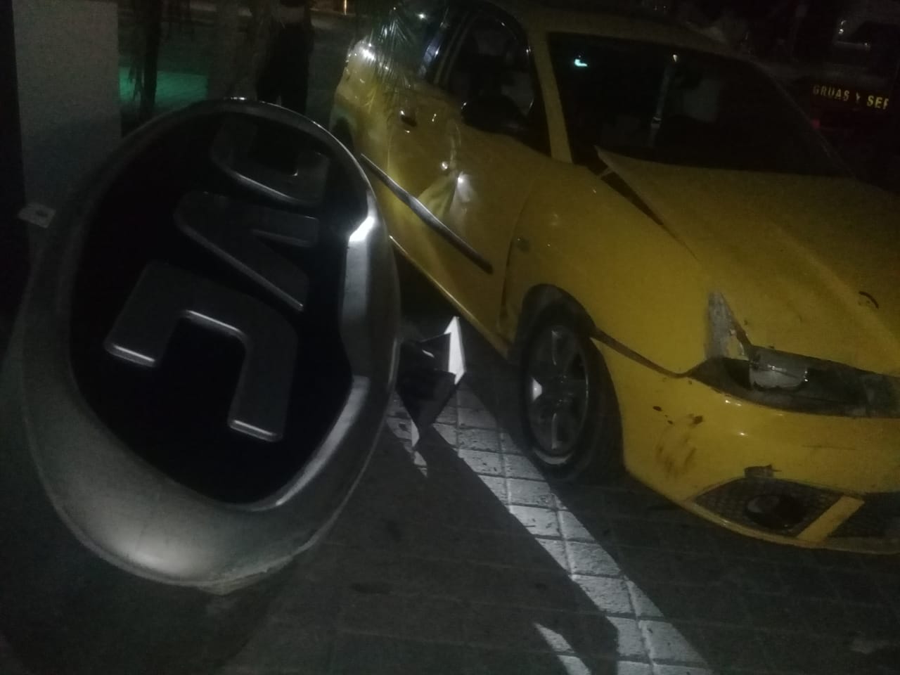 El vehículo finalmente se impactó contra dos automóviles estacionados en batería, un Tsuru blanco modelo 2001 y un Altima Guinda modelo 2015.

(EL SIGLO DE TORREÓN)