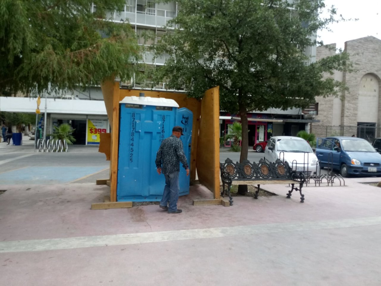 Al cerrar los sanitarios o baños públicos, se instalaron dos sanitarios portátiles en la misma plaza. (EL SIGLO DE TORREÓN)