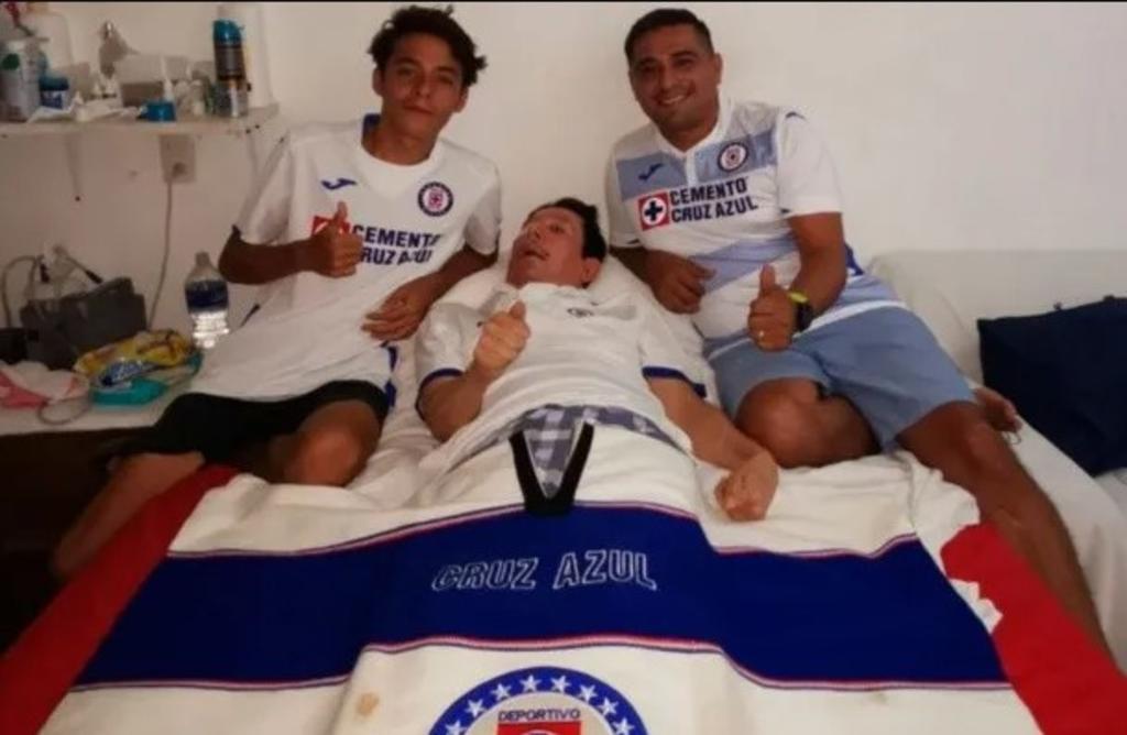A cerca de cumplirse un mes del campeonato histórico del Cruz Azul ante Santos Laguna en el Estadio Azteca, en redes surgió el video de una familia aficionada celebrando hasta el llanto.  (ESPECIAL) 