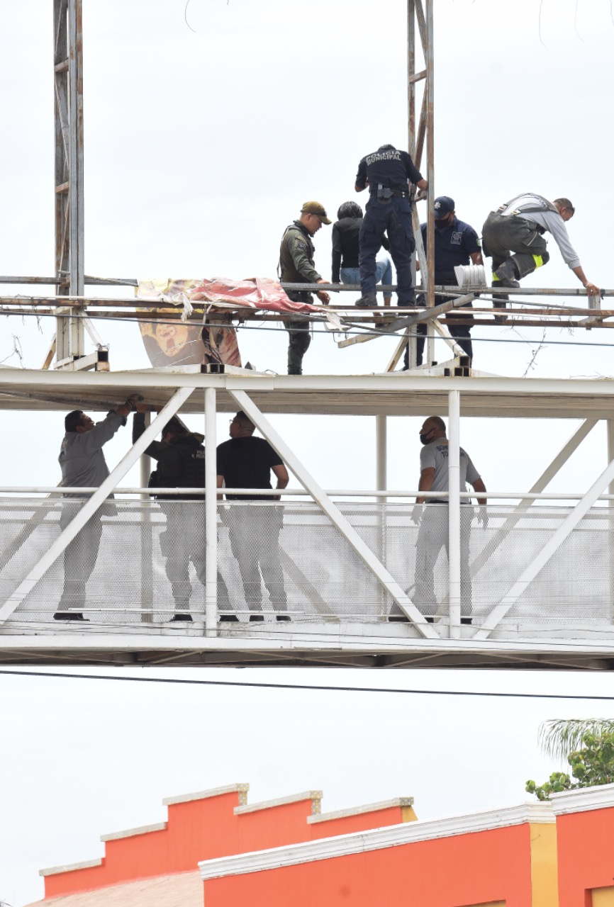Joven mujer amaga con lanzarse de puente peatonal en Torreón