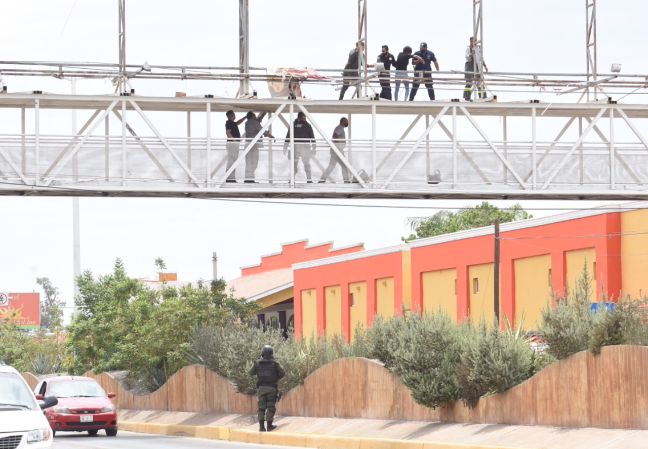 Joven mujer amaga con lanzarse de puente peatonal en Torreón