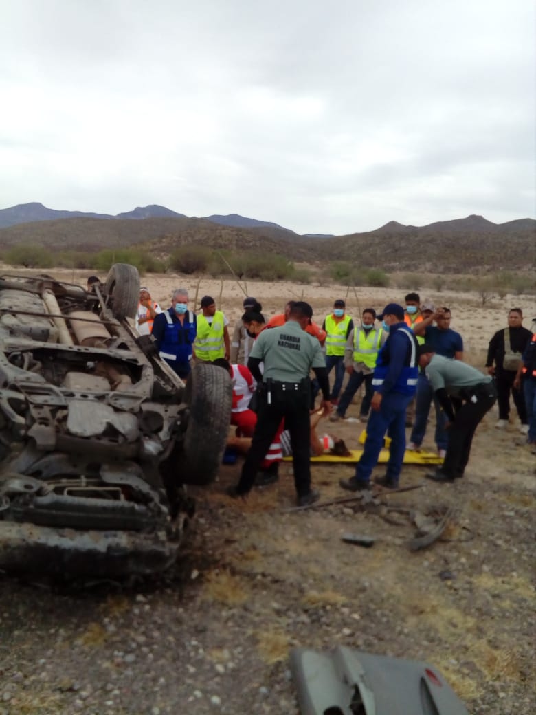 Familia se vuelca en la carretera Cuencamé-León Guzmán; hay dos muertos y dos heridos