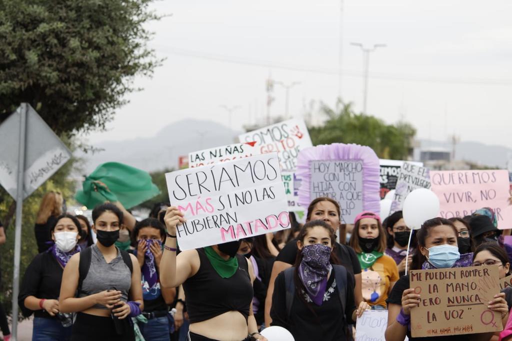 Concluye la marcha ‘Vivas y sin Miedo’, concentrando a cientos de mujeres en la estación Nazas del Metrobús de Torreón, en donde familiares de víctimas de feminicidio, alzaron la voz exigiendo justicia. (ESPECIAL) 

