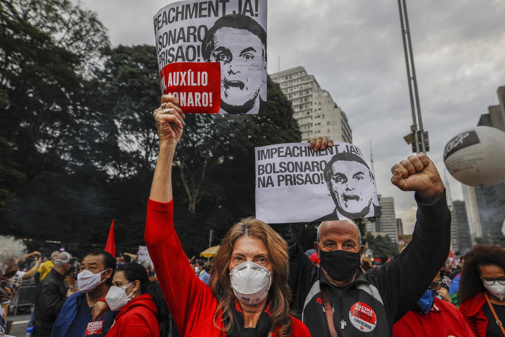Miles de personas se reunieron en el centro de Río de Janeiro ondeando banderas con frases contra el presidente brasileño. (AP) 