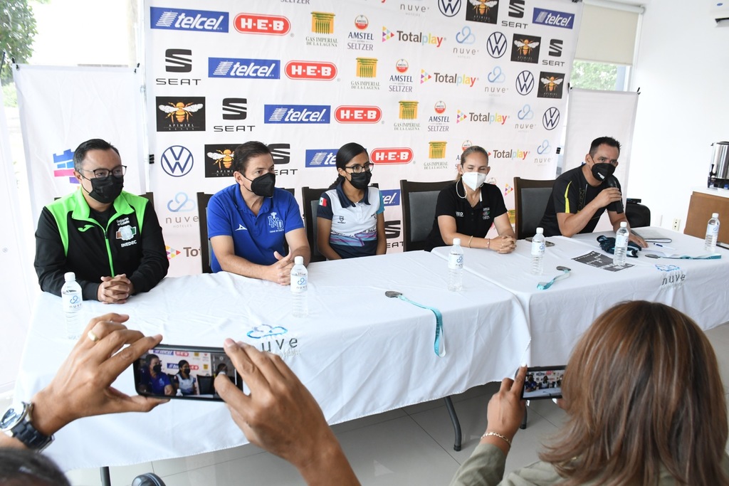 Previo a su chequeo de Medio Maratón, la atleta queretana tomó parte en una conferencia de prensa con autoridades. (ESPECIAL) 