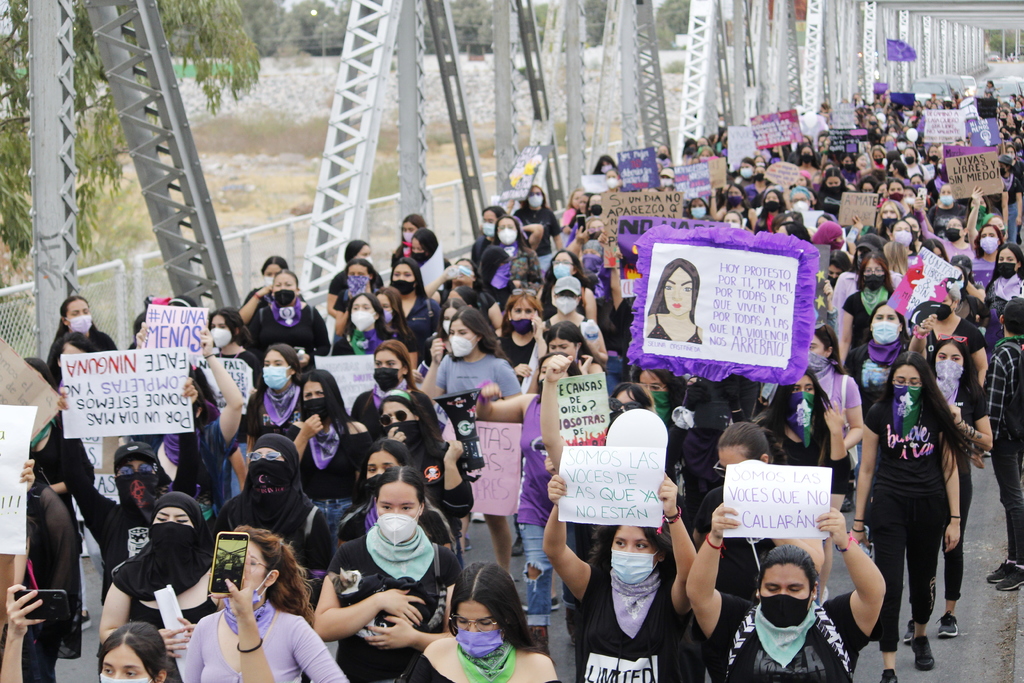 Cientos de mujeres de distintos municipios de La Laguna se unieron ayer en Torreón para exigir justicia a las autoridades. (VERÓNICA RIVERA)