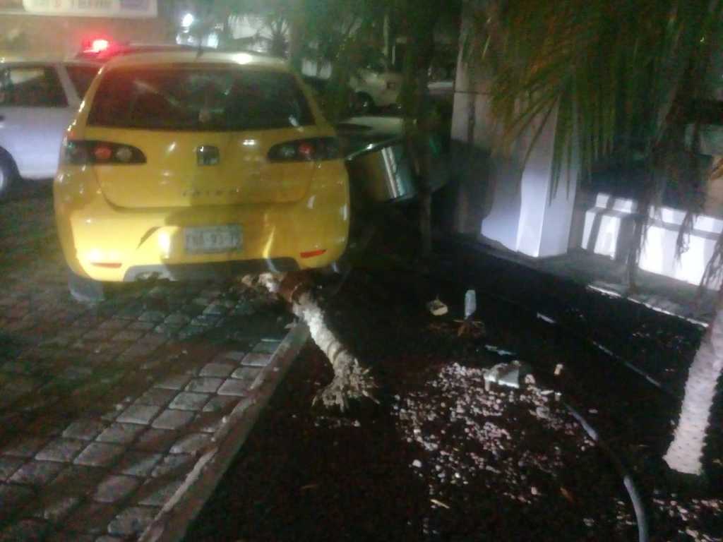 El conductor responsable tripulaba un vehículo Seat Ibiza de color amarillo al momento de los hechos. (EL SIGLO DE TORREÓN)