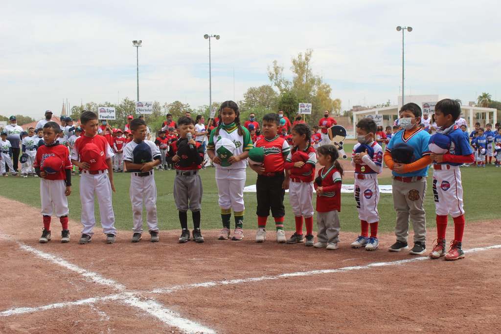 Peloteritos del estado de Coahuila, conviven en este torneo que tiene como sede la Deportiva Compresora y que hoy finalizará. (ESPECIAL) 