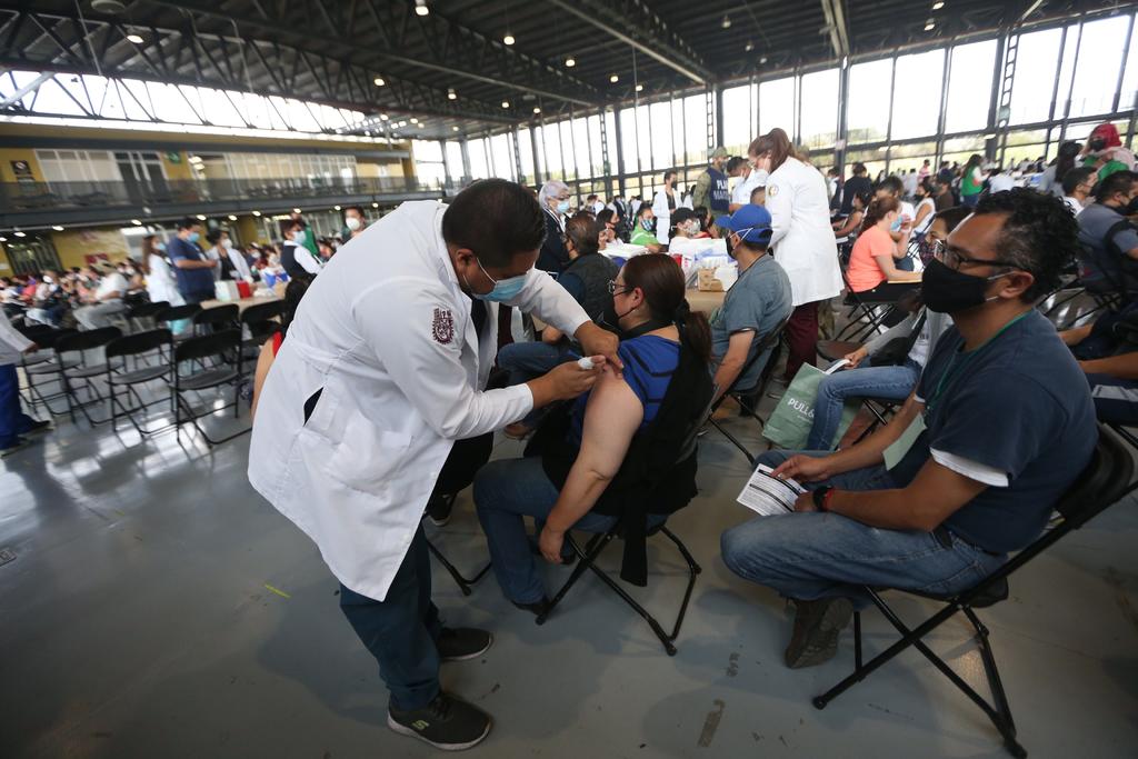 El número de vacunas contra COVID-19 aplicadas en México cayó 32 por ciento, tras los comicios del pasado 6 de junio. La desaceleración es cuestionada por expertos en epidemiología y exfuncionarios, ya que, según el gobierno federal, se cuenta  con 9.5 millones de dosis almacenadas. (ARCHIVO)
