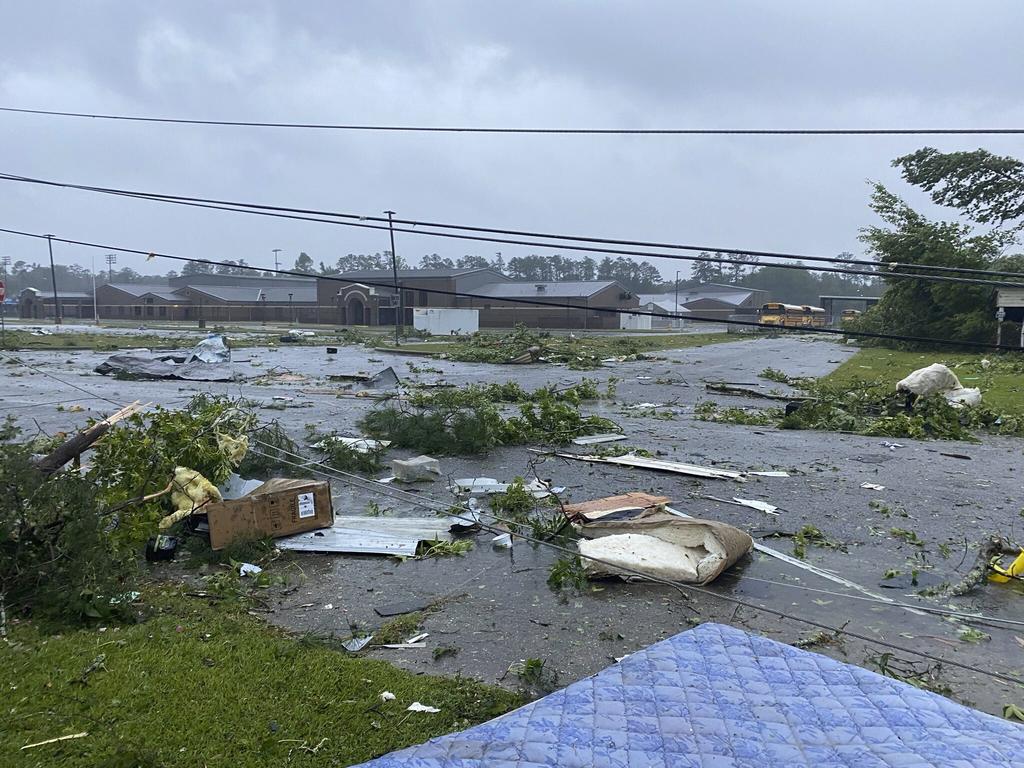 Al menos doce personas, diez de ellas menores de edad, fallecieron el sábado en Alabama como consecuencia del paso de la tormenta tropical Claudette por el sureste de Estados Unidos, informaron este domingo medios locales. (AP)