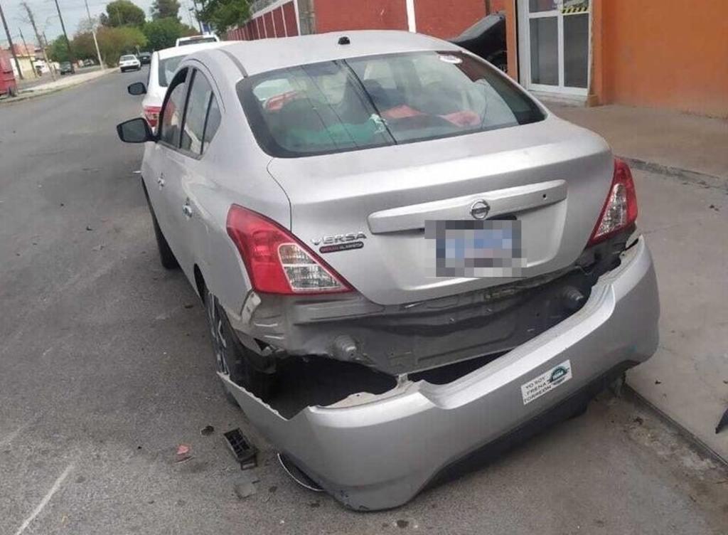 El joven perdió el control de su vehículo y se impactó contra un Nissan Versa, modelo 2017, color plata, mismo que se encontraba estacionado. (EL SIGLO DE TORREÓN)