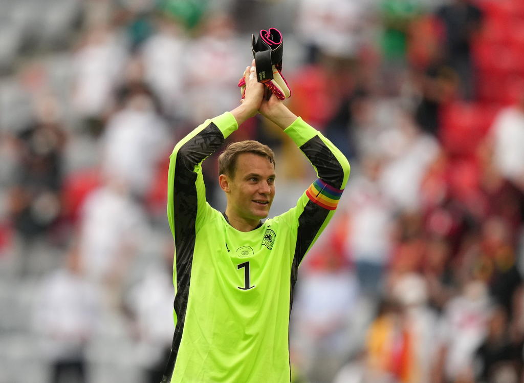 La UEFA no tomará medida alguna contra Manuel Neuer, capitán de Alemania, por lucir en los partidos de la presente Eurocopa contra Francia y Portugal un brazalete arcoíris. (ESPECIAL) 