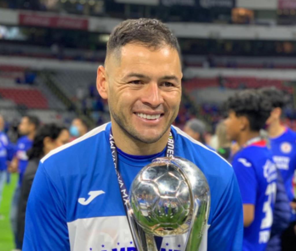 Pablo Aguilar seguirá como futbolista del Cruz Azul, al extender su contrato por un año más. A sus 34 años de edad, el defensa paraguayo acordó dos torneos más con La Máquina antes de volver a su país natal para terminar su carrera. (ESPECIAL)
