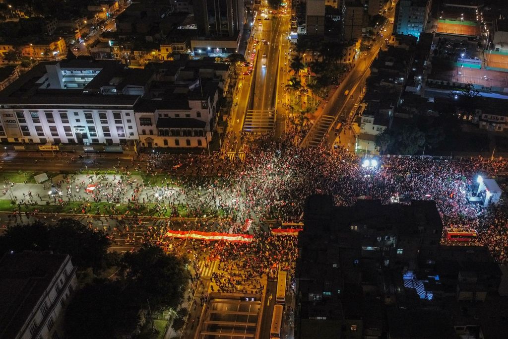 Un total de 160 observadores de diferentes países fueron acreditados para verificar el trabajo de los miembros de mesa, personeros y fiscalizadores antes, durante y después de los comicios presidenciales. (EFE) 