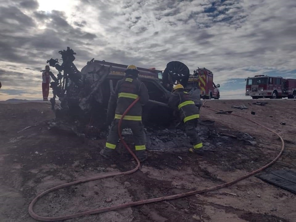 Elementos del departamento de Bomberos Torreón se encargaron de sofocar el fuego en el vehículo. (EL SIGLO DE TORREÓN)