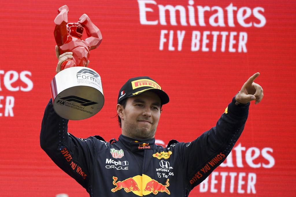 Excelente resultado obtuvo la escudería Red Bull, que hizo una gran estrategia para que Max Verstappen (i) se llevara la victoria, mientras que Sergio Pérez sumó buenos puntos para el equipo en el tercer lugar. (AP)